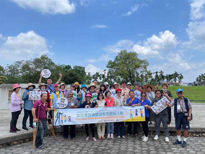 南投县文化局副局长李玉兰（左5）与同仁，在埔里大马璘遗址文化园区参加文化导览员双语教育体验活动。（南投县文化局提供／杨静茹南投传真）