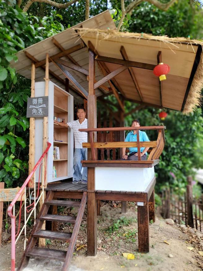 云林县府推动微册角落，使阅读书籍成为日常，图为古坑乡荷苞村路边的凉亭微册角落。（周丽兰摄）