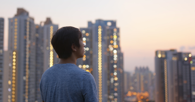 一名网友存了50万想向女友求婚，军中突然联繫他称有个投资管道能半年获利100多万」，她后来借钱贷款，最后遭诈骗，而他已负债100多万。（示意图/shutterstock）