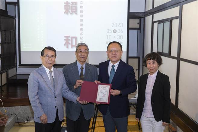 文化部长史哲（右2）、台文馆馆长林巾力（右1）致赠感谢状予赖和文教基金会创办人赖悦顏（左2）及董事长吴潮聪（左1）。（台文馆提供）