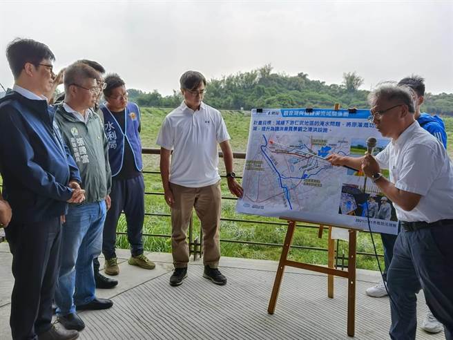 高雄市政府水利局为提升仁武地区防灾能力及狮龙溪防洪标准，去年4月展开观音湖上游分流及改善内外埤水位调控工程，如今各项工程均完工，高雄市长陈其迈今日视察，由水利局总工蔡易勋现场简报说明。（林雅惠摄）