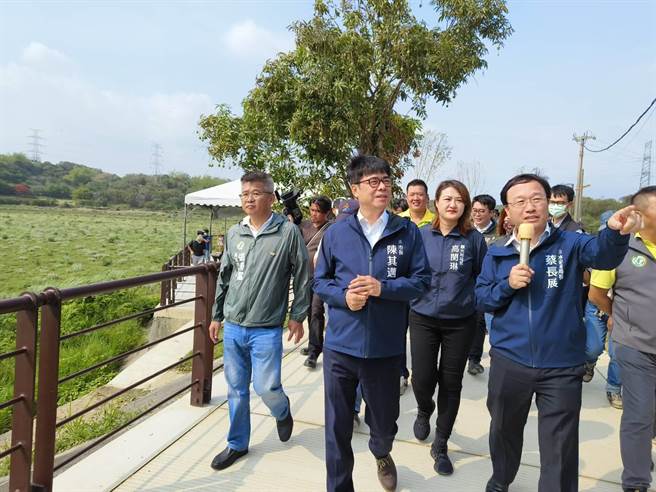 高雄市政府水利局为提升仁武地区防灾能力及狮龙溪防洪标准，去年4月展开观音湖上游分流及改善内外埤水位调控工程，如今各项工程均完工，高雄市长陈其迈今日前往视察。（林雅惠摄）