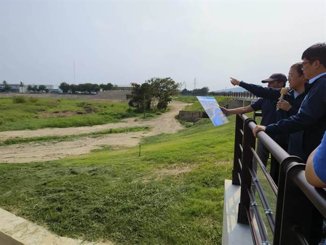 高雄市政府水利局为提升仁武地区防灾能力及狮龙溪防洪标准，去年4月展开观音湖上游分流及改善内外埤水位调控工程，如今各项工程均完工，高雄市长陈其迈今日前往视察。（林雅惠摄）