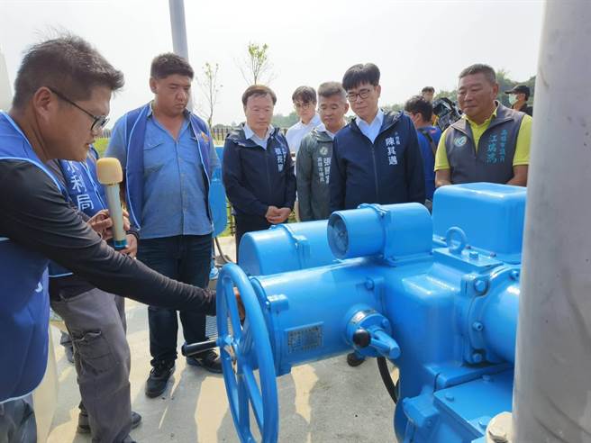高雄市政府水利局为提升仁武地区防灾能力及狮龙溪防洪标准，去年4月展开观音湖上游分流及改善内外埤水位调控工程，如今各项工程均完工，高雄市长陈其迈今日前往视察管控观音湖水位的电动匝门。（林雅惠摄）