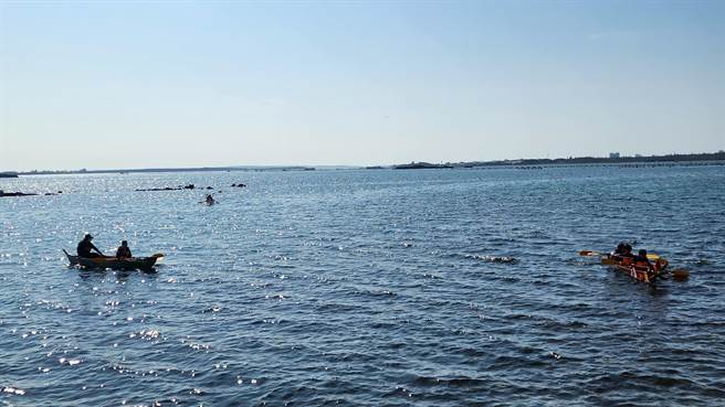 五德国小毕业生，今天将自己利用暑假时手作的独木舟下水划行。（许逸民摄）