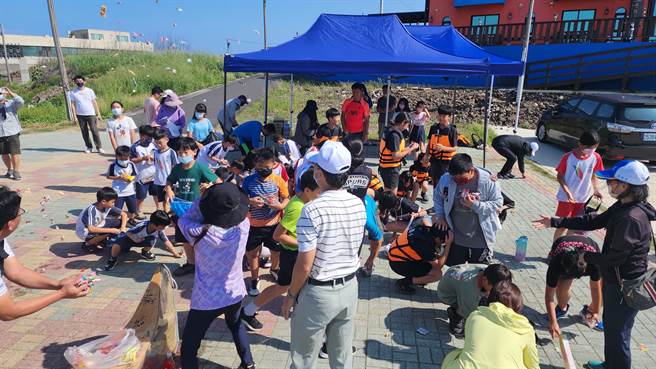 独木舟下水仪式也融入澎湖的掷吉，丢糖果饼乾。（许逸民摄）