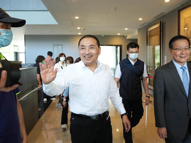 國民黨總統參選人、新北市長侯友宜今(26)日受訪時，直言社會總是要有一個底線，符合人民所期待的公平正義。(黃敬文攝)