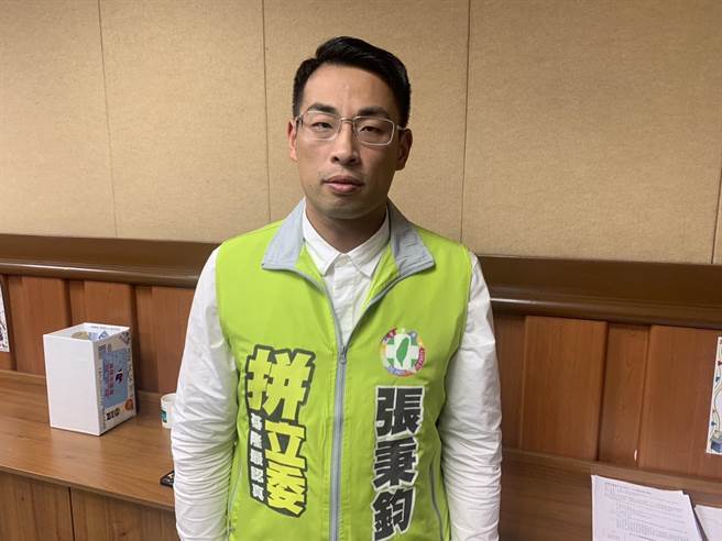 民进党立委拟参选人张秉钧表示，基市府在尚未厘清食安问题前，必须要求厂商每天提供食材安全检查及相关品质管控办法，避免再次发生食安危机。（徐佑升摄）