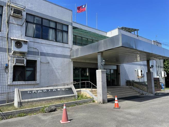 桃园市石门山劳工育乐中心位于石门水库风景区旁，提供劳工与民眾住宿、活动空间，过去由桃园县府兴建，使用已30多年建筑老旧。（劳动局提供／蔡明亘桃园传真）