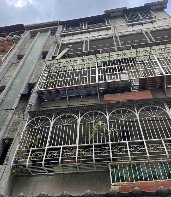 工人修缮屋檐不慎从4楼坠落。（民眾提供）