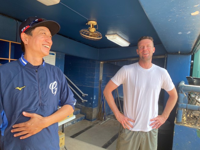 富邦悍将总教练丘昌荣（左）与传奇洋投罗力。（毛琬婷摄）