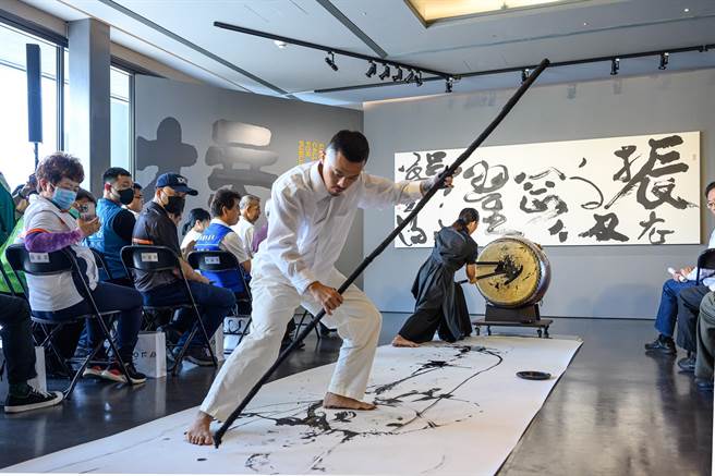 桃园市横山书法艺术馆再次与国立歷史博物馆合作馆际交流展，以双机构策展人方式共同策画「榜书」展，记者会邀请莫比斯圆环创作公社演出。（桃园市立美术馆提供／蔡明亘桃园传真）