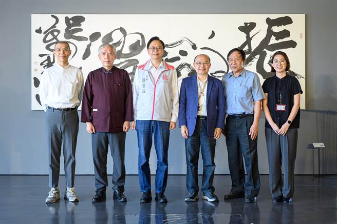 榜书展开幕合影。（桃园市立美术馆提供／蔡明亘桃园传真）