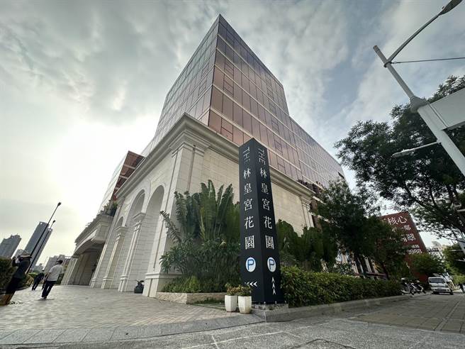 台湾婚宴龙头「林园婚旅集团」设在高雄鼓山区的林皇宫宴会厅遭到员工爆料，餐厅不只环境脏乱、还积欠薪资。（杨舒婷摄）