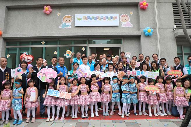 台中市梧栖三民托婴中心26日揭幕，市长卢秀燕主持启用仪式。（陈淑娥摄）
