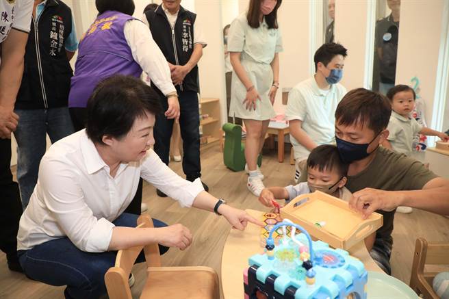 台中市梧栖三民托婴中心26日揭幕，市长卢秀燕与孩子同欢。（陈淑娥摄）