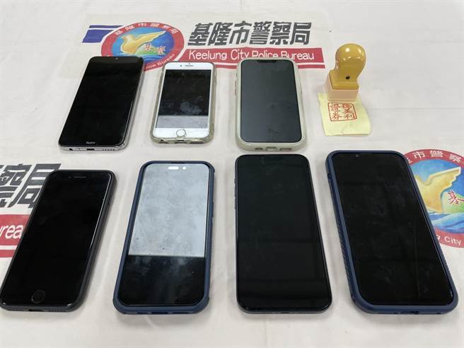 ▲警方查扣诈骗集团犯罪使用的7支手机及印章。（基隆市警察局提供／徐佑升基隆传真）