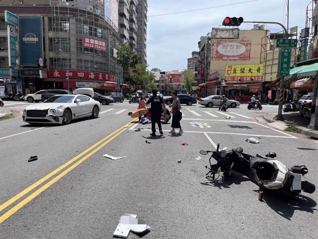 价值1700万宾利也被撞到车头凹陷，维修费破200万；律师表示，肇责较大的男大生家属可透过抛弃继承、限定继承避免赔偿。（翻摄照片）