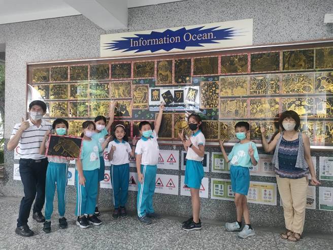 台中市大里区瑞城国小4年级首度进行黄金刮画创作，歷时近4周，用竹籤和针刻笔一笔笔刻画出华丽而繁杂的作品。（潘虹恩摄）