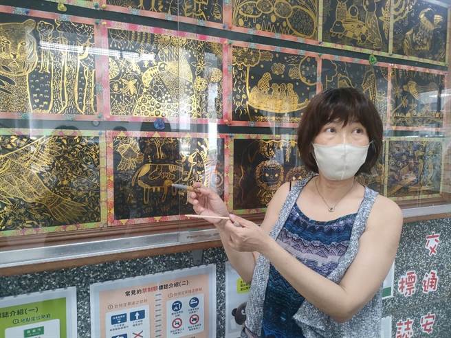 瑞城国小艺术与人文教师陈铃兰表示，《无ㄒㄧㄢˋ可能》一方面呼应孩子利用竹籤、针刻笔一笔笔刻画出许多线条完成作品，一面也传递给孩子「不要被框架局限，展现无限可能」的理念。（潘虹恩摄）