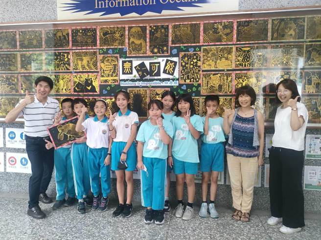 邻近毕业季，学校老师们一同布展，将布告栏打造成一幕「金光闪闪」的作品墙，孩子与师长们藉《无ㄒㄧㄢˋ可能》为题，祝福6年级孩子「开启人生无限可能」。（潘虹恩摄）