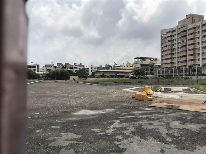 屏东潮州镇明德中学自办市地重划案争议不断，县府办理协调会也破局，罗姓地主不满遭强行恶意圈地，怒诉都市重划违反程序，质疑县府有图利之嫌。（谢佳潾摄）