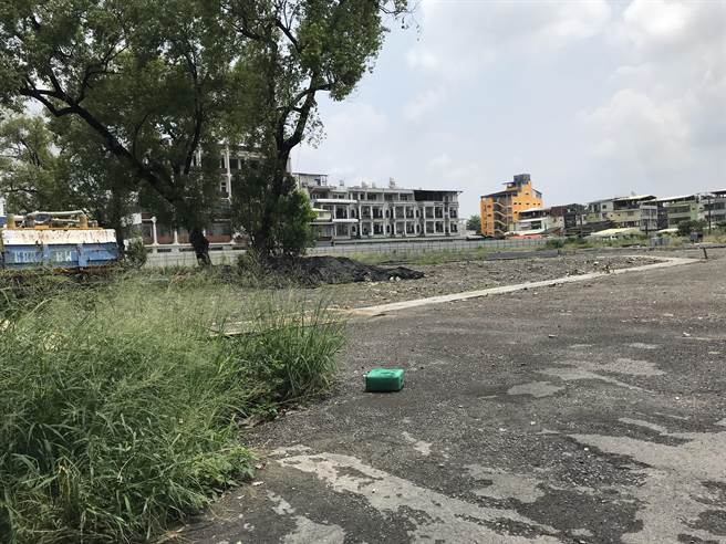 屏东潮州镇明德中学自办市地重划案争议不断，县府办理协调会也破局，罗姓地主不满遭强行恶意圈地，怒诉都市重划违反程序，质疑县府有图利之嫌。（谢佳潾摄）
