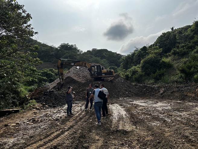 南投县垃圾囤积量约24万吨，县府忙于清运不完，却有不肖业者到南投偷盗废土，令南投县议员炸锅，要相关单位加强查缉。（民眾提供／杨静茹南投传真）