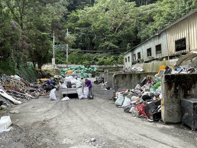 林婷立出示照片，指仁爱乡垃圾集运站恶臭，严重影响附近居民身心健康，要县府环保局设法改善。（南投县议员林婷立提供／杨静茹南投传真）