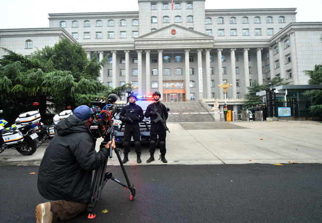 法院在大陆一般人眼中是很有威严的部门，有些诈骗犯也利用民眾这种心理进行诈骗，但是「上门枪毙」说法也实在太扯了。图为河北邢台语级人民法院。（图／新华社）