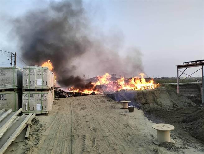 北门一处正兴建中的光电场传出火警，起火点为放置光电板的栈板。（台南市消防局提供／程炳璋台南传真）