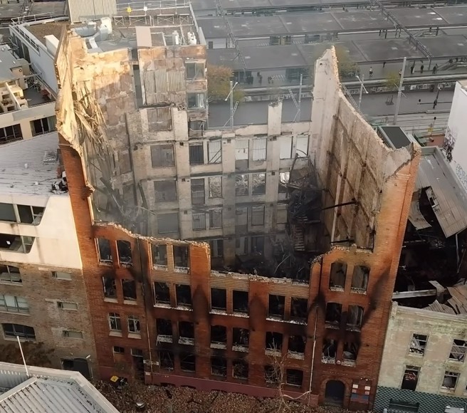 澳洲雪梨市中心中央车站附近一栋110年歷史的老建筑25日下午发生严重火灾，整栋建物烧到只剩外墙还在。（翻摄Fire and Rescue NSW脸书）