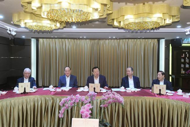 夏宝龙与贺一诚及爱国爱澳人士共进早餐。（港澳办）