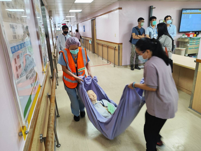 今（26）日13时30分特于卫生福利部臺北医院办理示范自卫消防编组演练，重点为强化医院火灾时之初期应变能力，在消防局救灾能量到达前，由轮值之医护人员即时灭火、通报及适当地避难疏散，避免人命伤亡及财损。（图／新北消防局提供）