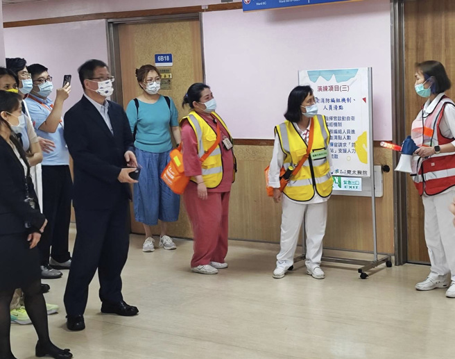 今（26）日13时30分特于卫生福利部臺北医院办理示范自卫消防编组演练，重点为强化医院火灾时之初期应变能力，在消防局救灾能量到达前，由轮值之医护人员即时灭火、通报及适当地避难疏散，避免人命伤亡及财损。（图／新北消防局提供）