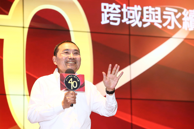 淡江大学大眾传播学系举办40周年系庆，邀请国民党总统候选人、新北市长侯友宜出席论坛演说，但有学生爆料，文学院告知若出席论坛，期末成绩可直接多加5分，掀起不少争议。对此，侯友宜今（26）日上台演说，一开头就询问，「有没有加5分这件事？」引发台下哄堂大笑，他会后也强调，学校学术自主，给予尊重。（邓博仁摄）