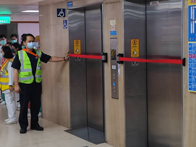 今（26）日13时30分特于卫生福利部臺北医院办理示范自卫消防编组演练，重点为强化医院火灾时之初期应变能力，在消防局救灾能量到达前，由轮值之医护人员即时灭火、通报及适当地避难疏散，避免人命伤亡及财损。（图／新北消防局提供）