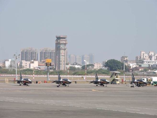 韩国空军黑鹰特技飞行表演队T-50曾在2月16日降落高雄机场整补。（资料照，洪靖宜摄）