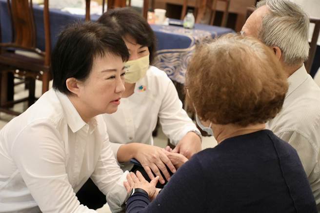 台中市长卢秀燕今天二度南下中捷事故罹难者林淑雅灵堂致哀。（市府提供／张亦惠台中传真）