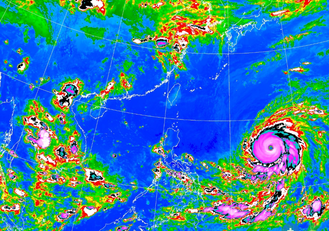 强颱玛娃强度已达强烈颱风上限，但究竟会不会对台湾造成直接影响，必须等到下周一才能明朗。(图／中央气象局)