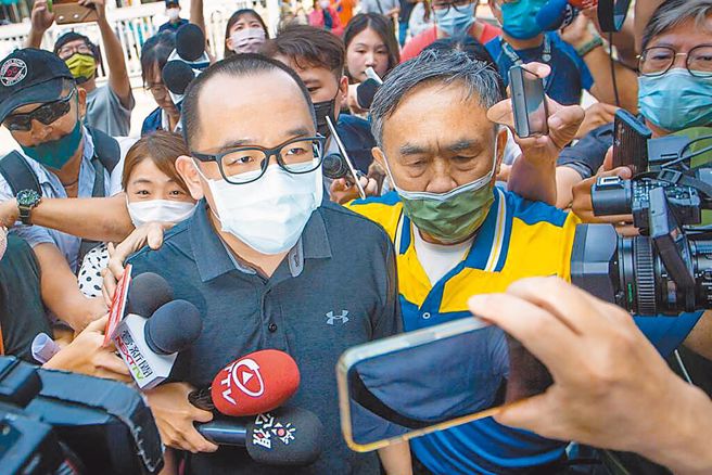 陈致中涉嫌帮母亲吴淑珍开设海外帐户洗钱、遭判刑1年确定，目前服刑中。图为他先前现身高雄地检署。（资料照／袁庭尧摄）