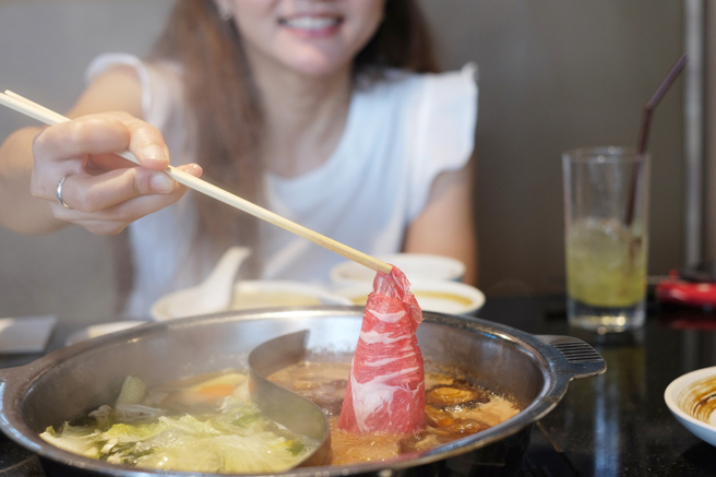 大陆一名26岁的OL吃完麻辣锅喉咙严重疼痛，后来被查出罹患急性会厌症。（示意图／shutterstock）