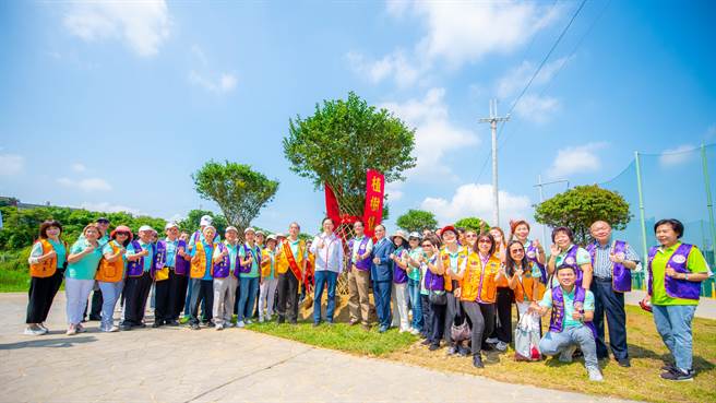 国际狮子会300A1区大溪月眉湿地植树纪念碑揭牌仪式。（桃园市政府提供／蔡明亘桃园传真）