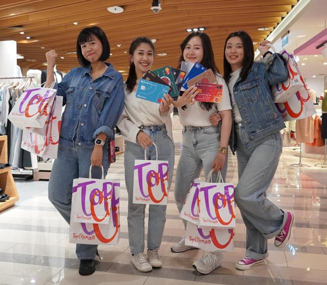 （台中大远百卡好康檔期，粉墨登场。图／台中大远百提供）