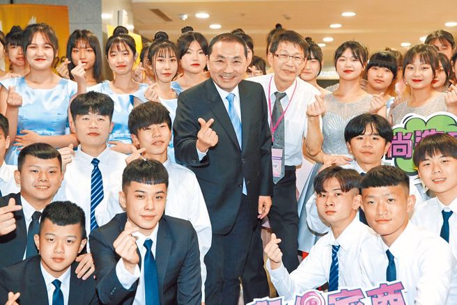 国民党总统参选人、新北市长侯友宜（中）25日出席「111学年度适性生涯技艺领航表扬活动」，与谷保家商年轻学子一同合影。（资料照，黄世麒摄）