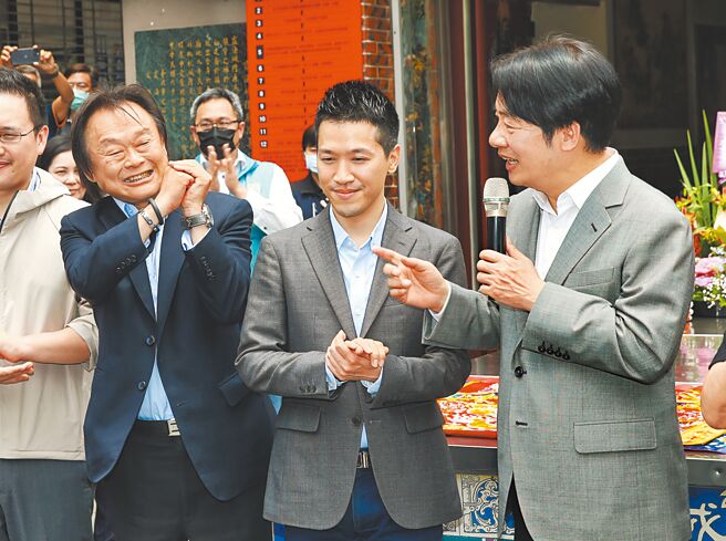 副总统赖清德（右）昨赴大稻埕霞海城隍庙参香，市议员王世坚（左）和立委何志伟（中）也陪同。2人初选厮杀后昨日首同台。王世坚一脸开心，何志伟则是避受访。（王英豪摄）