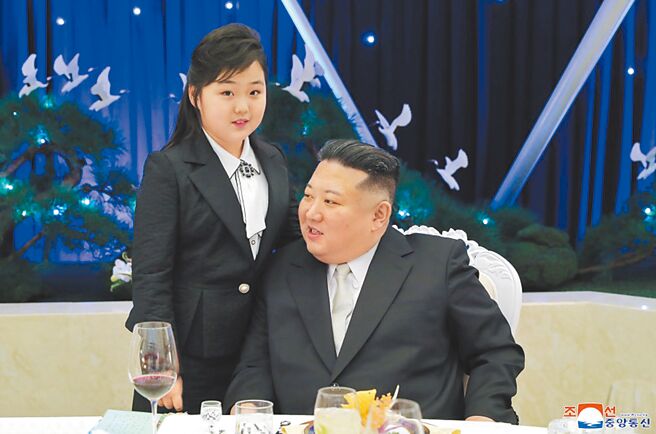 北韓領導人金正恩（右）近期頻頻帶著女兒金朱愛（左）公開亮相重要場合。（朝中社）※飲酒過量，有礙健康