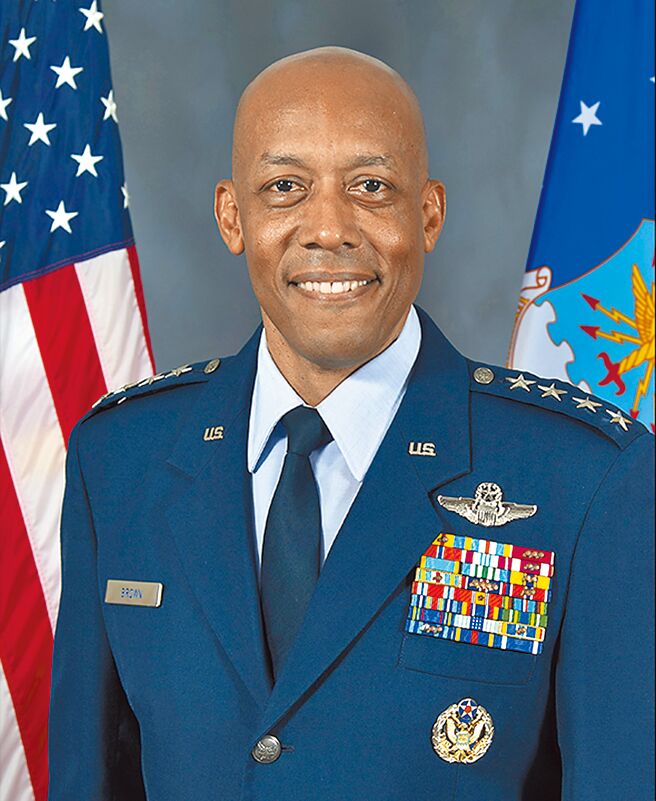 美國總統拜登將提名非裔、精通中國事務的空軍上將布朗（Charles Brown）接任參謀首長聯席會議主席，他將成為美國軍方位階最高官員。（摘自美國空軍官網）