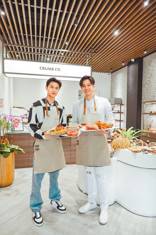 徐新洋（右）邀好友王子替自家麵包店站台。（艾迪昇传播提供）
