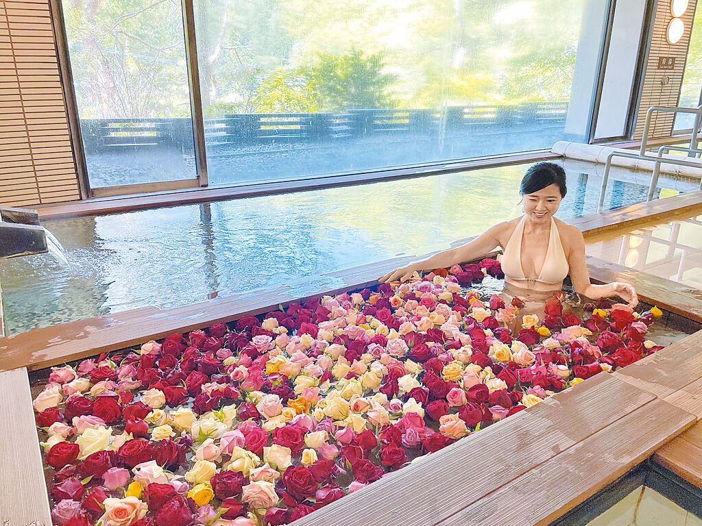 花卷溫泉飯店有女性限定的新鮮玫瑰花浴。（何書青攝）